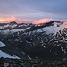 Kurz nach Sonnenaufgang tauchten die ersten Sonnenstrahlen die Gipfel südlich vom Hinterrheintal in ein magisches Licht. Gut zu sehen sind das Zapporthorn (links; 3151,9m) und das knapp aus den Wolken tauchende Rheinquellhorn (3200,2m).