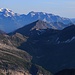 Güferhorn (3379m):<br /><br />Gipfelaussicht im Zoom nach Norden zum höchsten Berg von Glarus, dem mächtigen Tödi / Piz Russein (3614m). Rechts ist der Bifertenstock / Piz Durschin (3419m), der zuunrecht wie das Güferhorn im Schatten eines höheren Nachbarberges steht, obwohl er spannende Aufstiegsrouten hat.<br /><br />Vor dem Bifertenstock ist der Piz Terri (3149,3m) zu sehen, den ich vor einigen Wochen besucht hatte. Noch näher rechts auf dem Foto isteht die dunkle Pyramide Piz Scharboda (3122,3m).<br /><br />