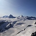 Vom Gipfel "tauchen" Matterhorn und co, dann aus den Gletscherweiten des Glacier du Monte Mine "auf"