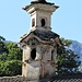 Camino dell'edificio del chiostro superiore. Sono uno differente dall'altro e tutti con forme curiose.