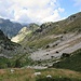 Il Vallone del Marguareis con, sulla destra, il sentiero che collega il rifugio Garelli al Lago del Marguareis. 