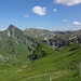 Blick vom Kirchdachsattel hinüber zu den Bergen rund um die Landsberger Hütte
