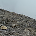 der Gipfelsteinmann (höchster Punkt) und das etwas tiefer gelegene Kreuz