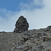 der riesige und von weitem sichtbare Steinmann auf dem Gipfel