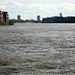 Breit und bedrohlich ist die Thames hier.