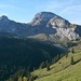 Bei der Bergstion Eggen (1418m) grüssen Widderfeld Stock (rechts; 2351m) und Hohliecht (2102m). Genau hinter dem Hohliecht kuckt noch der Bockistock (2223m) hervor.
