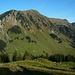 Aussicht von Eggengmigger (etwa 1660m) auf die vor 4 Tagen besuchten Gipfel Steiniberg-Chrüzibödmer (2023m), Steiniberg-Schluchigrat (2088m) und ganz rechts Alpelenstock (1882m).