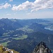 Tannheimer Berge im Westen; rechts unten der Weißensee und die Stadt Füssen