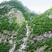 Die Ri di Cranzünasc stürzt über zahlreiche Felsstufen ins Tal