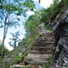 Eine glatte Felswand wurde mittels einer Trepppe für Mensch und Tier begehbar gemacht