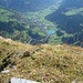 Scheideggstock (2078m): Tiefblick vom Gipfel nach Engelberg (1000m).<br /><br />Der See ist der Eugenisee (994m), der grosse künstliche Teich von Engelberg.