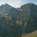 Scheideggstock (2078m): Gipfelaussicht aufs Hanghorn (links; 2679m) und den Huetstock / Wild Geissberg (rechts; 2630m). Hinter dem Hanghorn schaut der Rotsandnollen (2700m) hervor; direkt vor dem Huetstock ist der unbekannte Gipfel namens Sattel (2416m) zu erkennen.