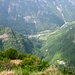 Tiefblick vom Gipfel auf Lavertezzo 