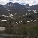 Der schwarze See. Links (im Bild nicht zu sehen) die dunklen Wolken über dem Pass.