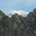 Dal panoramico terrazzo della Casa dell’Alpino, uno sguardo sul lontano Monte Rosa attraverso i rocciosi Corni del Nibbio.