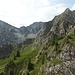 Wieder am Geiselsteinsattel. Über den Grat rechts ginge es direkt hinauf zur Gumpenkarspitze (III, brüchig). Ali und Nik Brückner haben's gemacht. 