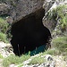 ...in eine Felshöhle schwimmen