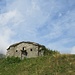 L'edificio di Sella Piscio, ricoperto da erba e terra dove vengono conservati i formaggi.