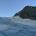 Zunächst queren wir den blanken Gletscher, anschliessend steigen wir durch den Firn hinauf. Die Spalten in der Mitte des Bildes sehen aus der Nähe ziemlich eindrücklich aus.