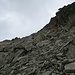 Die Steilstufe besteht aus Blockwerk und Felsen und benötigt je nach Routenwahl einige Kletterzüge.