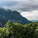 Kurz nach dem nördlichen Wendepunkt der Rundwanderung hat man einen schönen Blick rüber zum Untersberg-Massiv mit dem Salzburger Hochthron irgendwo in den Wolkenfetzen.