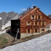 Defreggerhaus - Die Hütte liegt auf einer Höhe von 2.962 m (und damit übrigens genau so hoch wie der Gipfel der Zugspitze). Oft wird bei Zweitagestouren über die südliche Route zum Großvenediger hier übernachtet, wir haben soeben aber nur eine ausgedehnte Pause eingelegt.