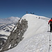 Im Aufstieg zum Großvenediger - Kurz vor Ankunft am Gipfel. Gut zu erkennen ist, dass sich unter der dünnen Schnee-/Eisdecke ein riesiger Haufen aus Felsblöcken auftürmt.