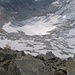 Nach der Querung am Westgrat beginnt der Abstieg zum Gletscher im unschönen Block- und Schuttgelände. Gut, dass man links schon die ersten Steinmänner sieht.