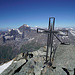 La Ruinette (3.875 m): das schiefe Gipfelkreuz mit Grand Combin