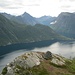 Eine von mehreren Kuppen mit schöner Aussicht auf den Fjord und die Berge: Vorne links der Saksa, hinten der Slogen.