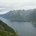 Blick nach Norden, am anderen Ufer des Fjords das kleine Örtchen Trandal.