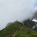 Eine Nebelwolke will den Gipfel verschlingen.