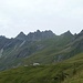 Nach einer langen und steilen Auffahrt kommt die Alp Lasa mit der  Alphütte Obersäss und dem Pizol in Sichtweite