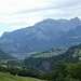 Auf der geteerten Alpstrasse hoch zur Alp Lasa, mit Blick  zurück wo ich bereits  vorbei gefahren bin und noch durch Pfäfers fahren werde