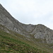 Die (leichteste) Route auf den Mittleren Altenalpturm führt über den Gras-Schrofenhang in der Bildmitte bis in das eigentümlich (wie ein Mund) geformte Grasband und über dieses rechts hinauf auf den Gipfel
