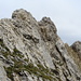 Scharf geschnittener Gipfelgrat der Hängeten zum höchsten Punkt (2211 m) am rechten Bildrand