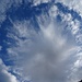 Seltenes Wolkenphänomen: ein kreisrundes Loch in der geschlossenen Wolkendecke (Hole Punch Cloud)