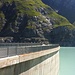 Der Staudamm von Mauvoisin auf 1976m ist die letzte Flache Stelle bevor es ununterbrochen steil bis zum Gipfel vom Le Pleureur hochgeht.