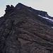 Bei einer mächstigen Felsgabel erreichte ich bei Tagesanbruch den langen Südwestgrat vom Le Pleureur (3703,5m) welcher am Gratende zu sehen ist. Gleich bei der Felsgaben ist ein heikler Aufschwung (Platten und aufliegender Splitt) zu überwinden wo ich etwas in die Südflanke ausweichen musste. Dahinter erreichte ich auf etwa 3200m schliesslich den Grat wo ich dieses erste Foto vom Gipfelaufstieg machte.