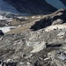 Rückblick knapp unterhalb des Gipfels auf die Gipfelsüdflanke und den langen Südwestgrat. Tief unten sind der Glacier du Giétro und der Lac de Mauvoisin (1961m).