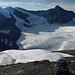 Le Pleureur (3703,5m): Gipfelaussicht zu den südlichen Nachbargipfeln Mont Blanc de Cheilon (3869,7m) und La Ruinette (3875,0m) über dem Glacier du Giétro.<br />