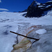 Ein Relikt aus Urzeiten – der Gletscher gibt Pegel aus den Anfängen dieses Jahrhunderts frei. Immerhin betreiben wir Schweizer hier die längste Massenbilanz-Messreihe der Welt!