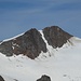 Zoom zum Fluchtkogel, wo am Gipfel gerade Bergsteiger zu sehen sind. 