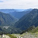 panorama sul fondovalle e la sottostante Alpe Turiggia. L'intaglio sulla cresta in basso a destra costituisce probabilmente lo sbocco del sentiero percorso in precedenza