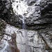 Solche Wasserfälle begleiten den Wanderer im Aufstieg zum Gleiter und bilden viele natürliche Wannen