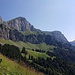 Auf dem Weg zur Alp Tschingla in Bildmitte