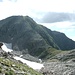 <b>Passo Predèlp (2452 m)</b> e <b>Pizzo Predèlp (2586 m)</b>.<br />Sul lato nord del passo si nota una depressione tettonica.