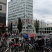 A Berlino biciclette dappertutto. Sullo sfondo mosaico di epoca socialista. 