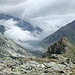 Il <b>Paré di Scut</b> visto una volta tanto dall'alto.<br />La Cima 2585 m, senza nome sulla C.N.S., appare come una sommità tondeggiante, da cui parte l’affilata cresta che culmina con il Paré di Scut (2542 m). Da quassù si ha una bella veduta sull’Alpe Croce (1931 m), sul Passo del Lucomagno, sul Gruppo dello Scopì, sulle guglie del Pizzo Colombe e sul Pizzo del Sole. 