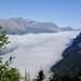 Während dem Aufstieg präsentiert sich das Reusstal im dichten Nebel. 